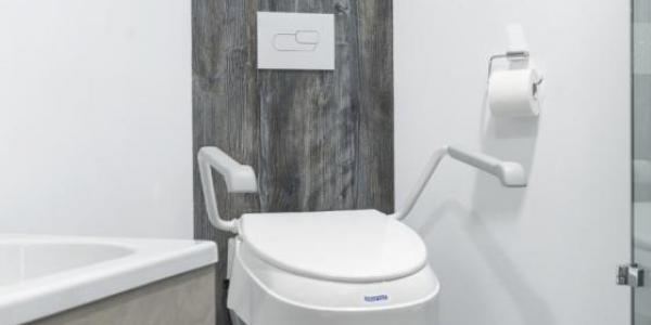 Les rehausses toilettes AQUATEC de la marque Invacare