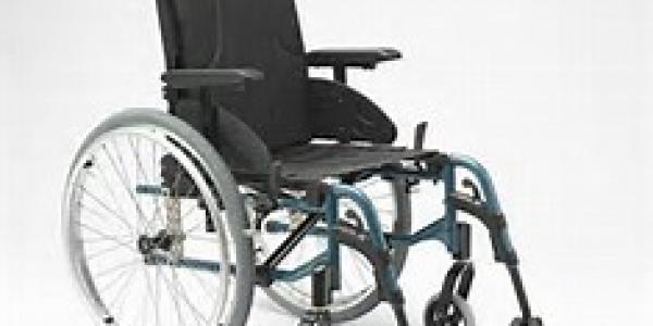 Fauteuil roulant manuel pliant =Action 3 ou 4 de INVACARE