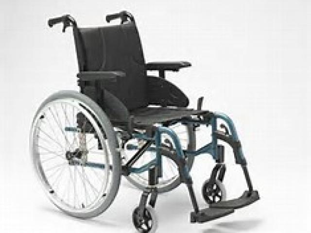 Fauteuil roulant manuel pliant =Action 3 ou 4 de INVACARE